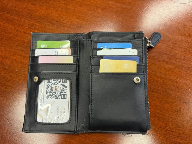 Trouvés à Aubigné-Racan semaine dernière, à venir chercher en mairie 🔑💳
Amandine AQUATIAS pour le ￼portefeuille