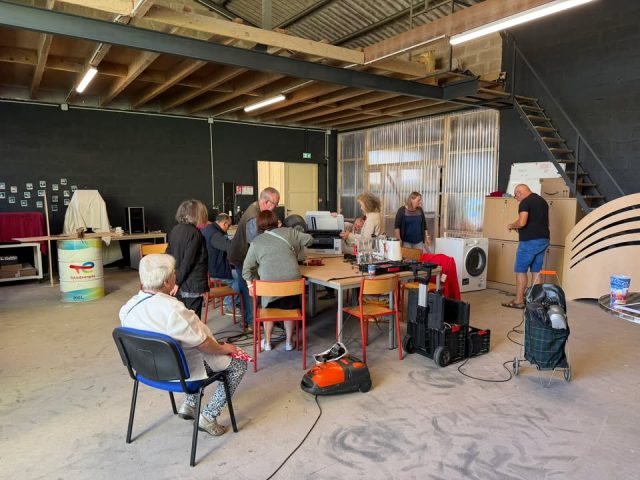 📢Avis aux futurs bénévoles du repair-café des Ateliers de demain: n'hésitez pas à nous contacter pour prêter main forte aux répar'acteurs et répar'actrices, vous serez accueillis chaleureusement 🤗et vos compétences seront précieuses pour permettre les réparations des nombreux objets apportés par les habitants. 🙏
Samedi dernier 12 appareils pris en compte, 8 réparés! Il a manqué un peu de temps pour terminer. Merci pour votre soutien, contactez Gilles à la mairie au 06.83.76.71.72 dev@aubigné-racan.com
Mieux vivre ensemble à Aubigné-Racan
Frédéric Karcz Yves Blanchard Yannick Guillaume  Francois Bayrand
Liliane Jousse Raymond Candela Sonia Caravanier @annie lebouc