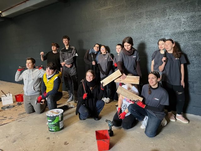 12 jeunes sont inscrits au chantier "argent de poche" du 19 au 23 octobre prochain aux Ateliers de demain! Quelle motivation, le groupe est complet! Pour les jeunes que nous ne pouvons pas accueillir, n'hésitez pas à regarder vers la Communauté de Communes Sud Sarthe qui propose deux chantiers à Mansigné et Pontvallain. 
Photo du chantier de la Toussaint 2025
Si vous voulez en savoir plus cliquez sur ce lien :https://www.radioprevert.fr/actualite/societe/aubigne-racan-un-chantier-argent-de-poche-avec-ladsl.php
Mieux vivre ensemble à Aubigné-Racan  Francois Bayrand Frédéric Karcz Yves Blanchard
