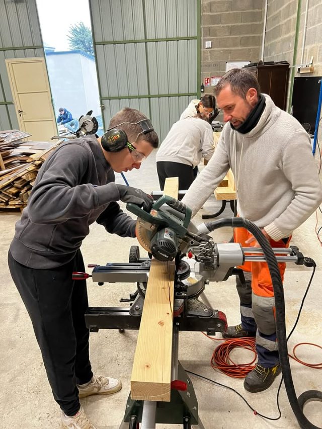 Chantier argent de poche, jour 2 : Nos jeunes sont des champions! 
Nos bénévoles aussi ! Répartis en trois sous équipes les jeunes réfléchissent à l'aménagement de l'atelier bois, à la construction d'établis, à la restauration de la barque et à la construction de l'ossature bois de la future serre horticole.
Ils utilisent des outillages manuels (scies, râpes, marteaux, tournevis…) pour créer des équipements fixes au sein de l' atelier bois : établis, supports de machines, rangements…mais aussi certaines machines électriques.
Ils découvrent par la pratique les gestes professionnels :
Préparer : mesurer, relever, tracer, calibrer.
Transformer le bois : débiter, découper, dégauchir, raboter, poncer, façonner.
Assembler : ajuster, emboîter, coller, percer, visser, clouer.
Finaliser : poser, affleurer, vernir, finitionner.
Débiter pour couper une pièce à partir d’un élément brut.
Dégauchir pour rendre une face plane.
Raboter pour enlever une fine couche de matière.
Ajuster pour obtenir un assemblage précis.
Affleurer pour mettre deux surfaces au même niveau.
Des pièces ou des marquages spécifiques sont conçus et fabriqués.
Mieux vivre ensemble à Aubigné-Racan Frédéric Karcz  Yves Blanchard Francois Bayrand ADSL Aubigné-Racan Ceas72