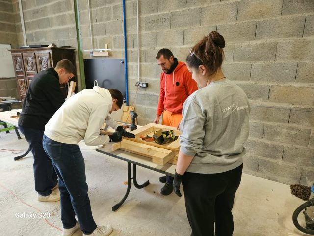 Chantier argent de poche, jour 3 : ambiance laborieuse mais aussi joyeuse! Les équipes s'activent toujours autant, l'établi de 3 mètres de long est assemblé, les étagères sont  consolidées et en cours de finition, l'implantation de la serre a été tracée et les pièces de bois sont prêtes pour le montage de la structure, la barque est poncée et consolidée! Bravo à tous nos jeunes et à leurs "encadrants-bénévoles" sans oublier Johnny, agent des services techniques.
Mieux vivre ensemble à Aubigné-Racan Frédéric Karcz Yves Blanchard Francois Bayrand ADSL Aubigné-Racan